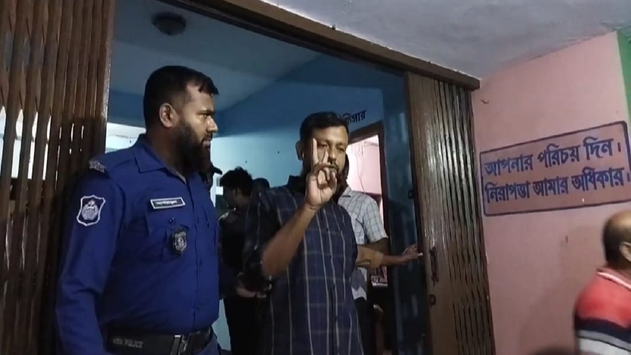 গাংনীতে গ্রেপ্তার বিএনপি নেতাকে নিয়ে যাচ্ছেন এক পুলিশ সদস্য। ছবি : কালবেলা