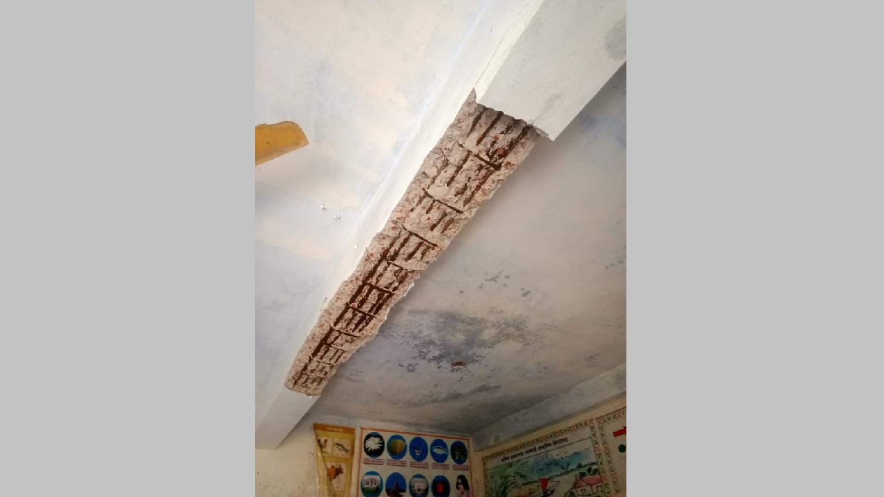 দক্ষিণ রাজনগর সরকারি প্রাথমিক বিদ্যালয়ের প্রথম শ্রেণির ক্লাসরুমের ছাদের পলেস্তারা খসে যাওয়া অংশ। ছবি : কালবেলা