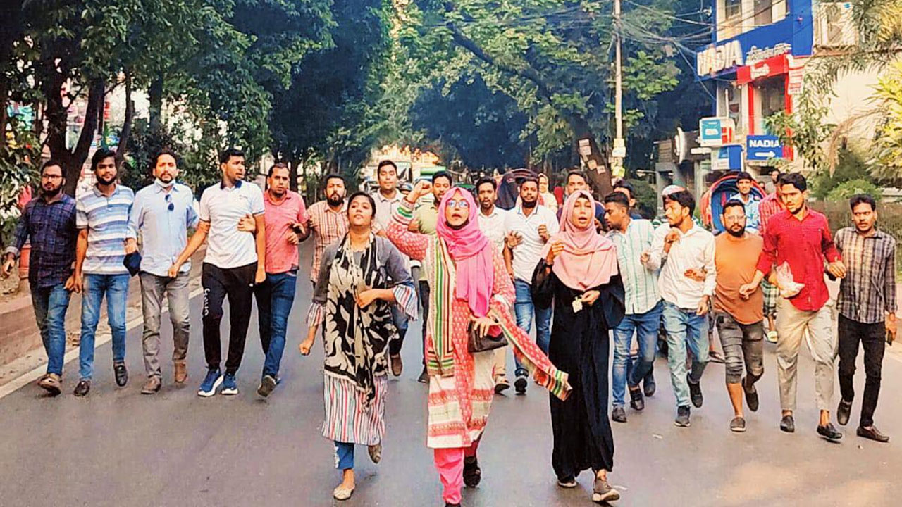ধানমন্ডিতে অবরোধের সমর্থনে মিছিল করেছে জাতীয়তাবাদী ছাত্রদলের নেতাকর্মীরা। ছবি : কালবেলা