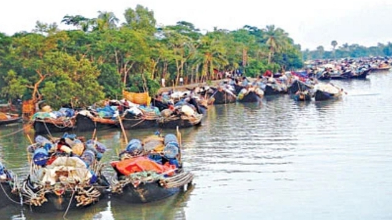 মোংলার চিলা সংলগ্ন খাল ও নদীর কূলে অবস্থান নিয়েছে হাজারও জেলে। ছবি : কালবেলা