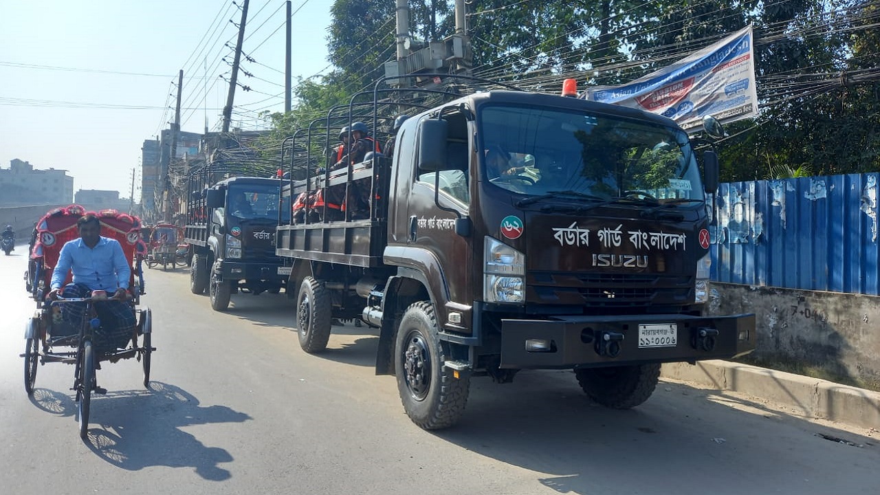 টঙ্গী এলাকায় পোশাক কারখানার নিরাপত্তা বিজিবির টহল। ছবি : কালবেলা
