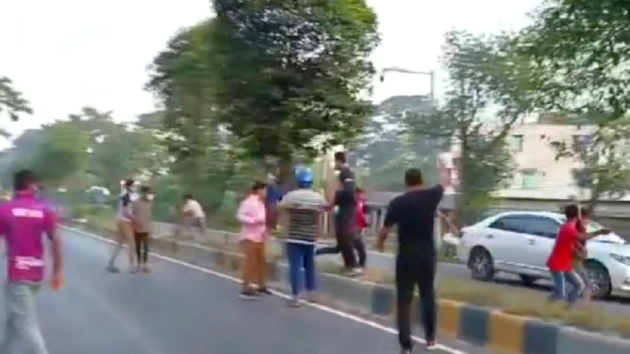 গজারিয়া উপজেলার ঢাকা-চট্টগ্রাম মহাসড়কে প্রাইভেটকারে হামলা করছেন অবরোধকারীরা। ছবি : কালবেলা