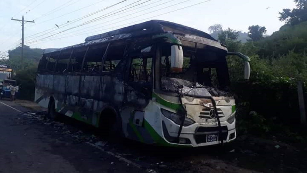 রাঙ্গুনিয়ায় দুর্বৃত্তের আগুনে পুড়ে যাওয়া বাস। ছবি : কালবেলা