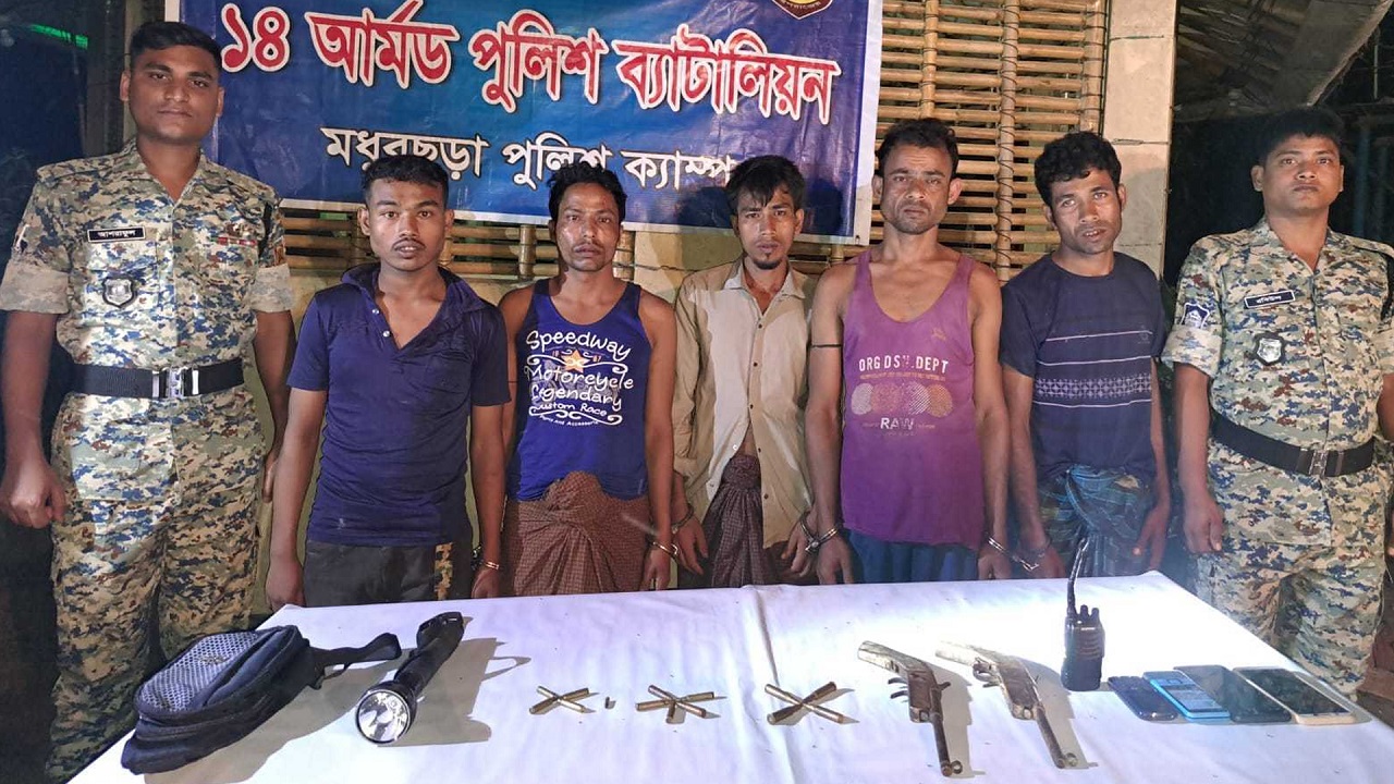 গোলাগুলির ঘটনায় আটককৃতরা। ছবি : কালবেলা
