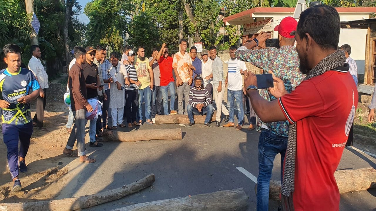 মৌলভীবাজারে সড়কে গাছের গুঁড়ি ফেলে বিএনপির অবরোধ। ছবি : কালবেলা