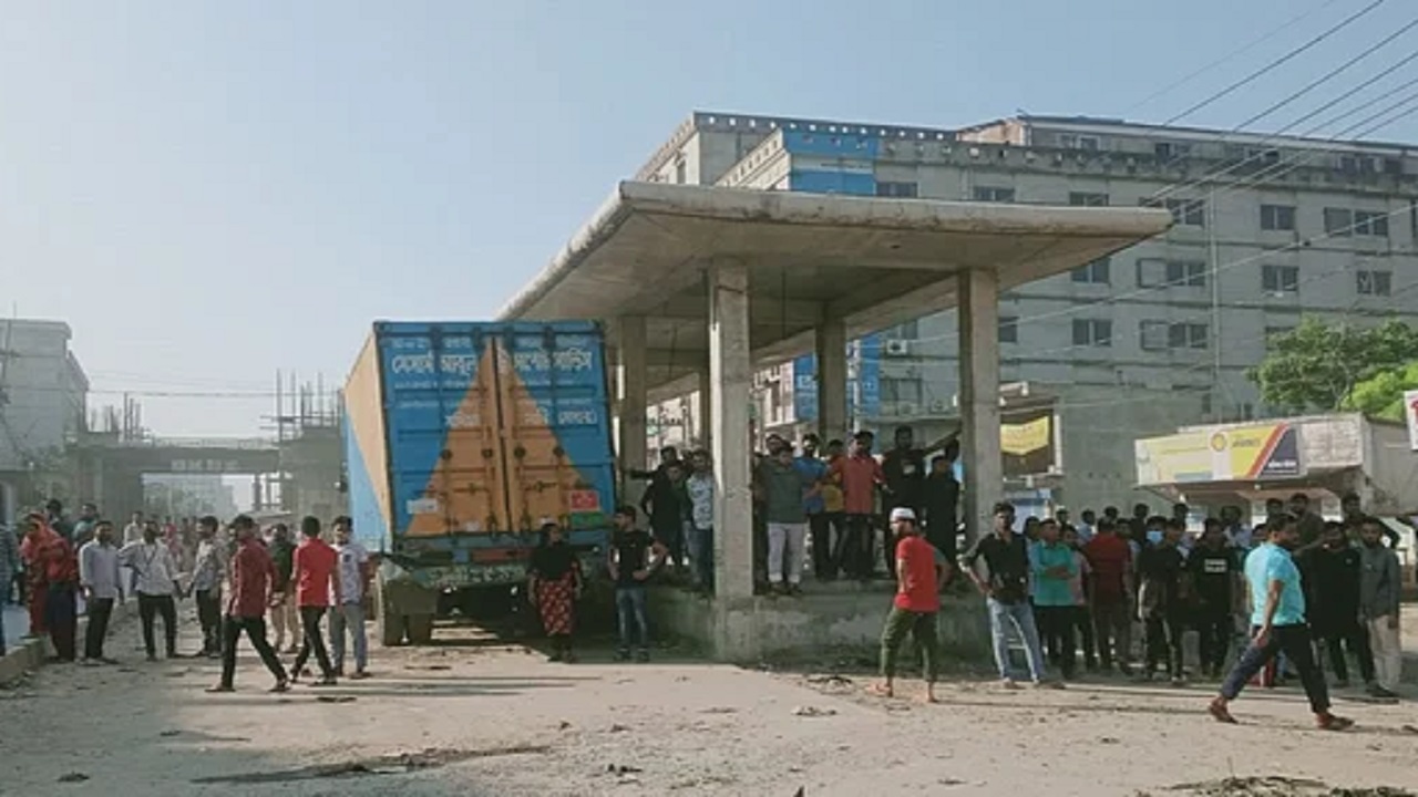 গাজীপুরের ভোগড়া এলাকায় বিক্ষোভ করছেন বিভিন্ন কারখানার শ্রমিকরা। ছবি : সংগৃহীত