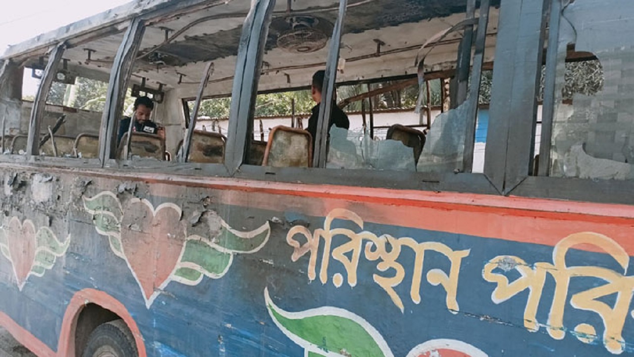 উত্তরায় দুর্বৃত্তের দেওয়া আগুনে পুড়ে গেছে যাত্রীবাহী বাস। ছবি : সংগৃহীত