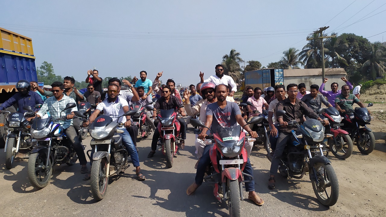 উত্তরবঙ্গের প্রবেশদ্বারের মহাসড়কসহ সলঙ্গা থানা এলাকায় মোটরসাইকেল মহড়া করছেন কৃষক লীগের নেতাকর্মীরা। ছবি : কালবেলা