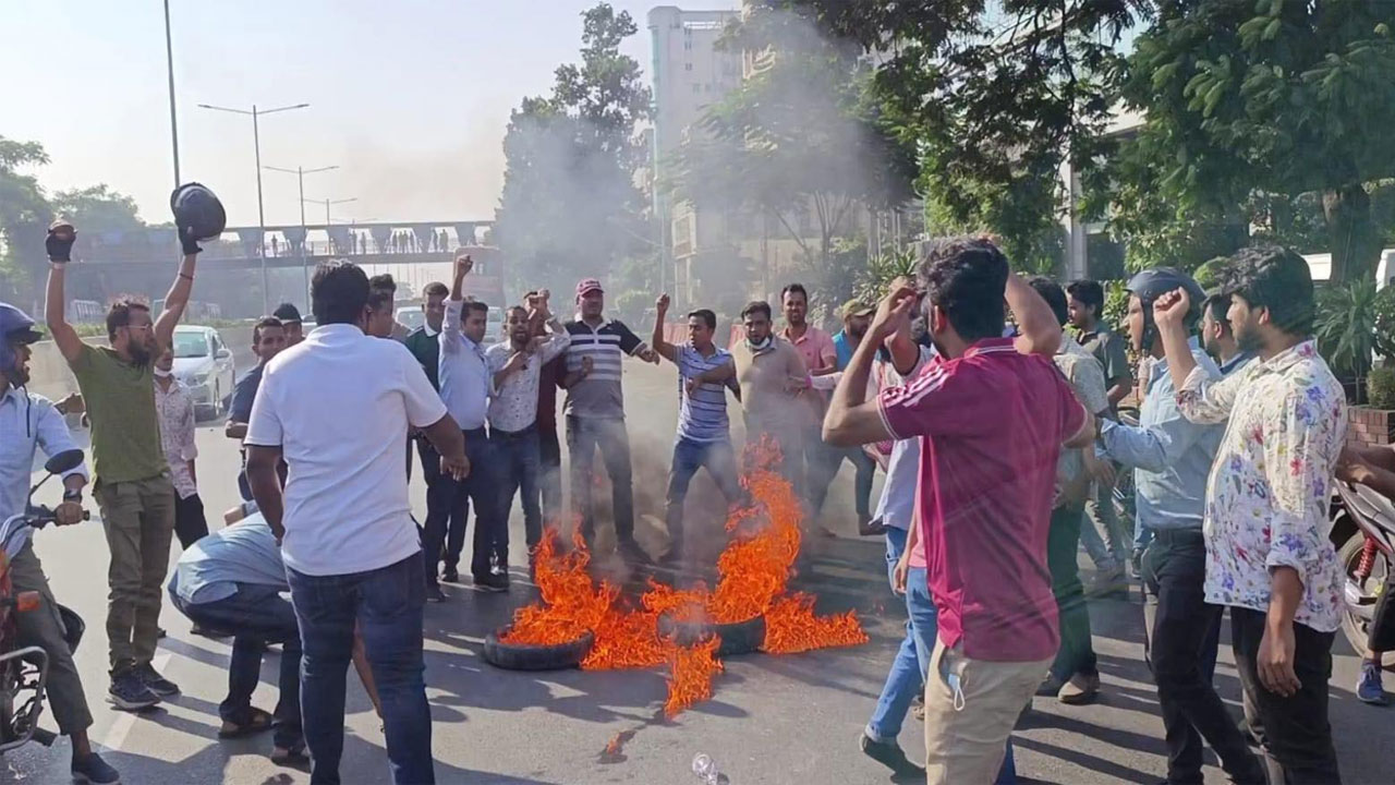 রাজধানীর খিলক্ষেত থানার পাশে টায়ার জ্বালিয়ে সড়ক অবরোধ করেন জাতীয়তাবাদী ছাত্রদলের কেন্দ্রীয় নেতারা। ছবি : কালবেলা