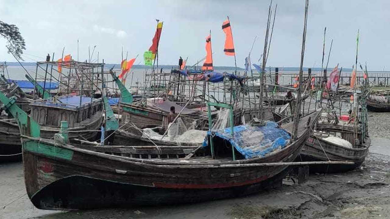 ইলিশ ধরায় প্রস্তুত জেলেরা। ছবি : কালবেলা