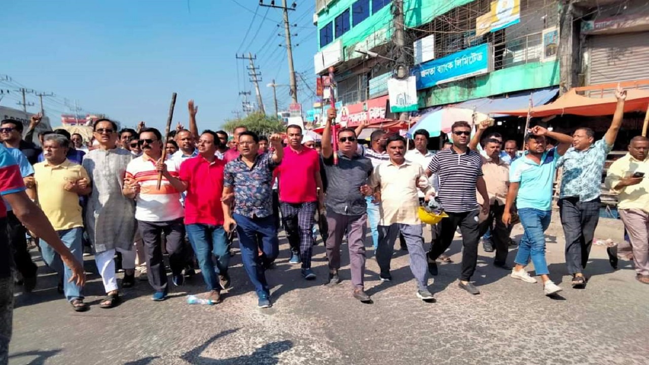 ভৈরব দুর্জয় মোড়ে অবস্থান নিয়েছেন আওয়ামী লীগের নেতাকর্মী। ছবি : কালবেলা