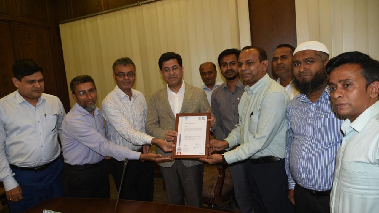 চীনের সাংহাইয়ে এক অনুষ্ঠানে মেয়র তাপসের পক্ষে সম্মাননা সনদ গ্রহণ করেন দক্ষিণ সিটির প্রধান নগর পরিকল্পনাবিদ মোহাম্মদ সিরাজুল ইসলাম। ছবি : কালবেলা