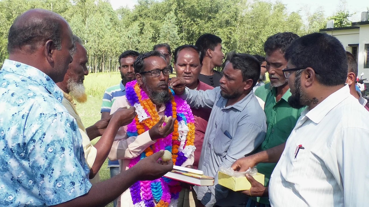 পঞ্চগড়ে পদ ফিরে পাওয়া শিক্ষককে মিষ্টিমুখ করান সহকর্মীরা। ছবি : কালবেলা