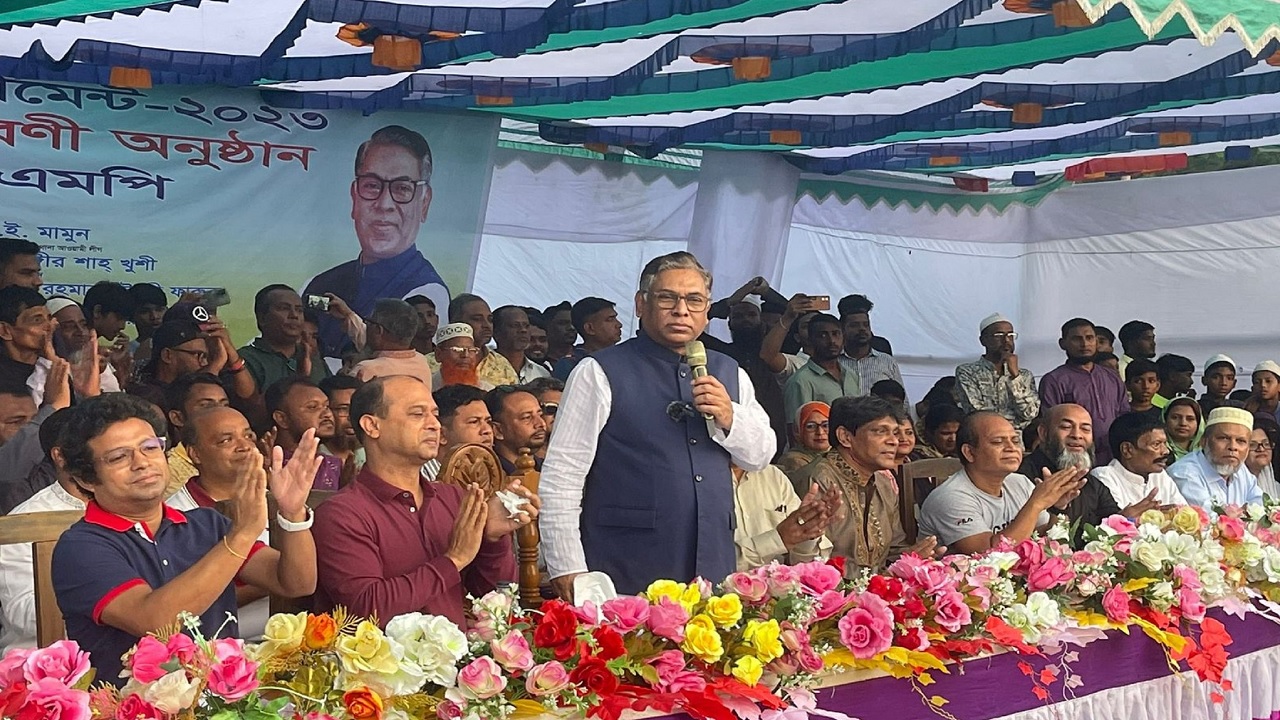 কেরানীগঞ্জের শুভাঢ্যা উচ্চ বিদ্যালয় মাঠে টুর্নামেন্টের ফাইনাল খেলা ও পুরস্কার বিতরণী অনুষ্ঠানে কথা বলেন খনিজ সম্পদ প্রতিমন্ত্রী নসরুল হামিদ। ছবি : সংগৃহীত