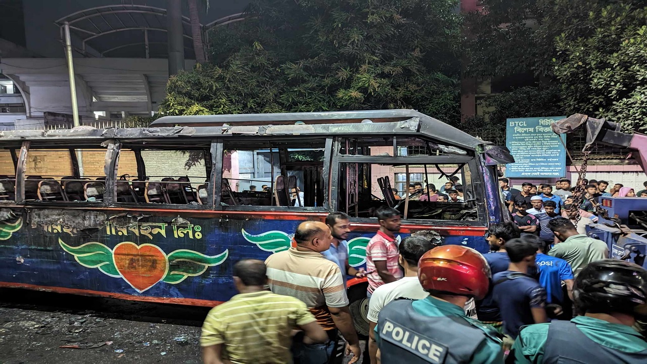 মিরপুরে যাত্রীবাহী বাসে আগুন দিয়েছে দুর্বৃত্তরা। ছবি : কালবেলা