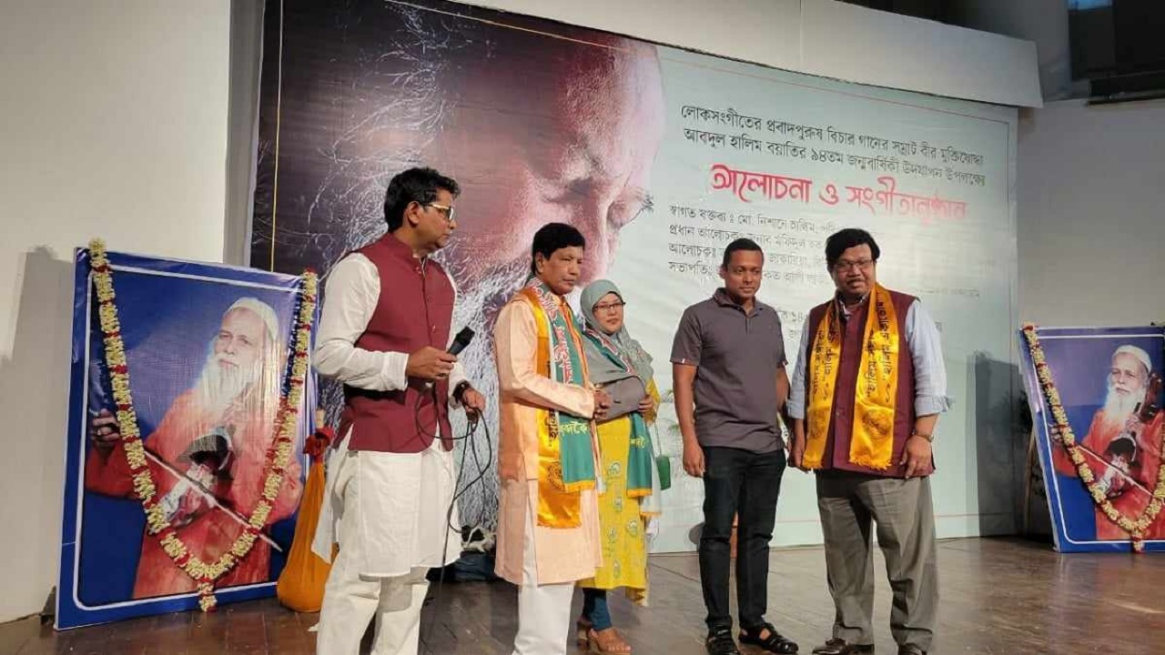 শিল্পকলা একাডেমিতে বিচারগানের সম্রাট বীর মুক্তিযোদ্ধা আব্দুল হালিম বয়াতির ৯৪তম জন্মবার্ষিকী উপলক্ষে আলোচনা ও সংগীত অনুষ্ঠান হয়। ছবি : কালবেলা