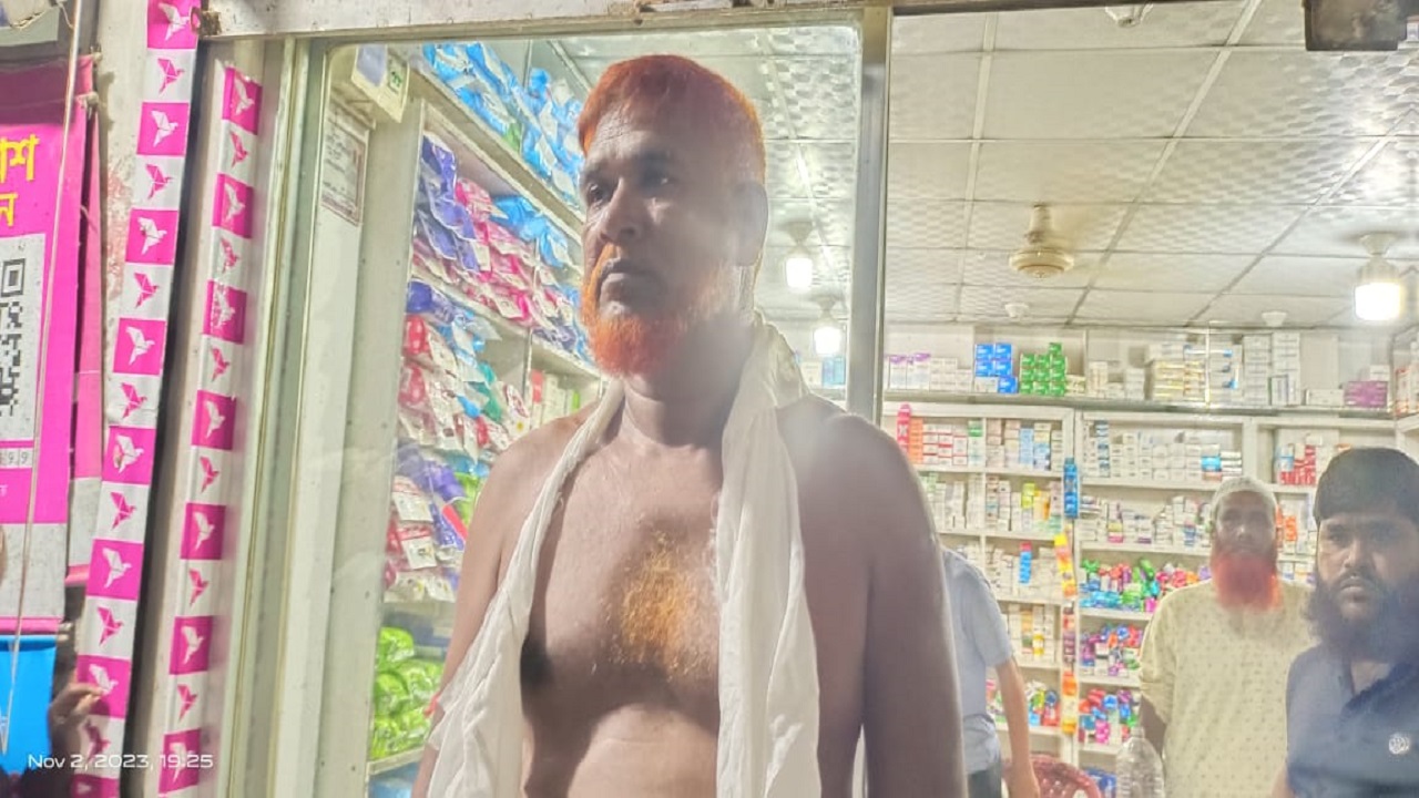 হামলার শিকার কুয়াকাটা পৌর মেয়র মো. আনোয়ার হাওলাদার। ছবি : কালবেলা