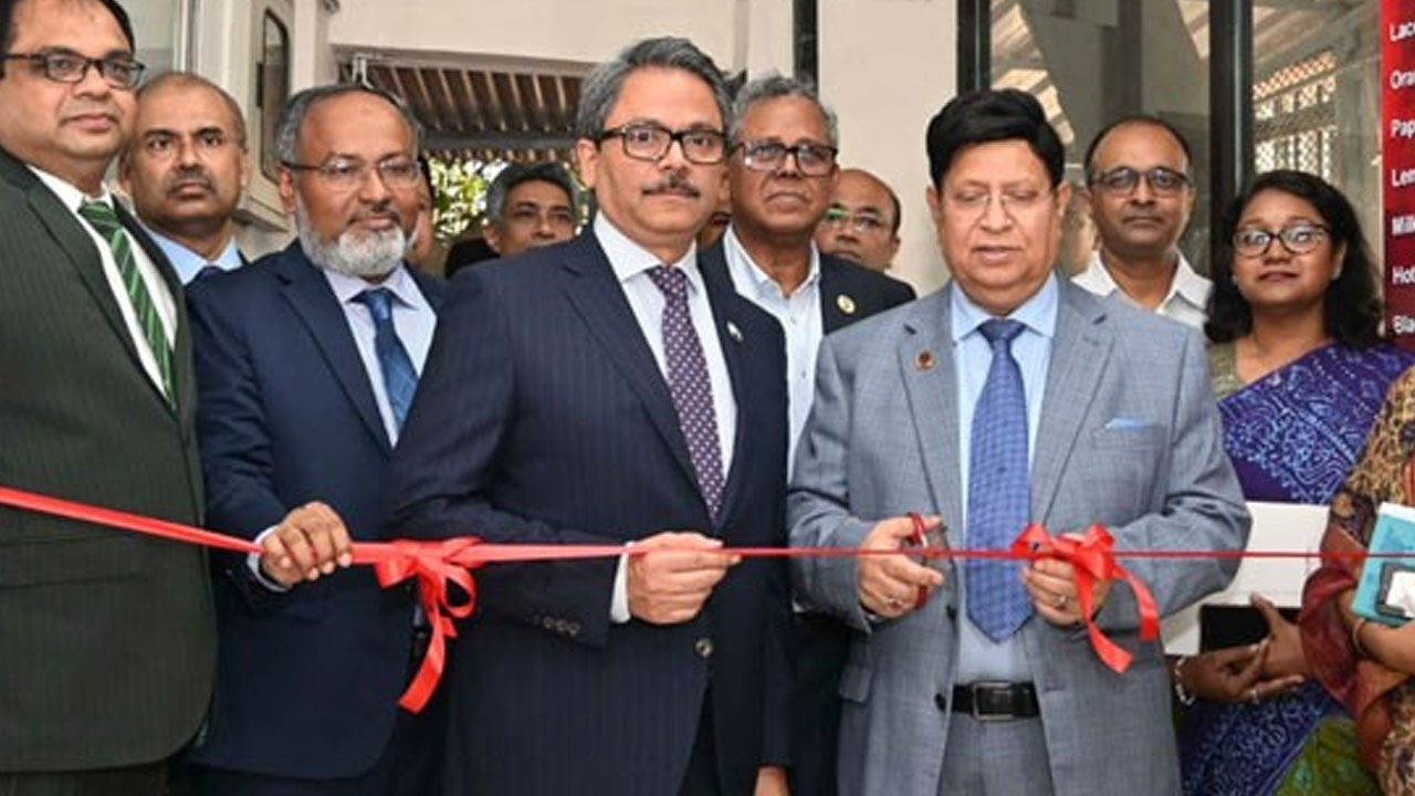 পররাষ্ট্র মন্ত্রণালয়ের লাউঞ্জে স্মার্ট কনস্যুলার সেবা উদ্বোধন করেন পররাষ্ট্রমন্ত্রী ড. এ কে আব্দুল মোমেন এমপি। ছবি : সংগৃহীত