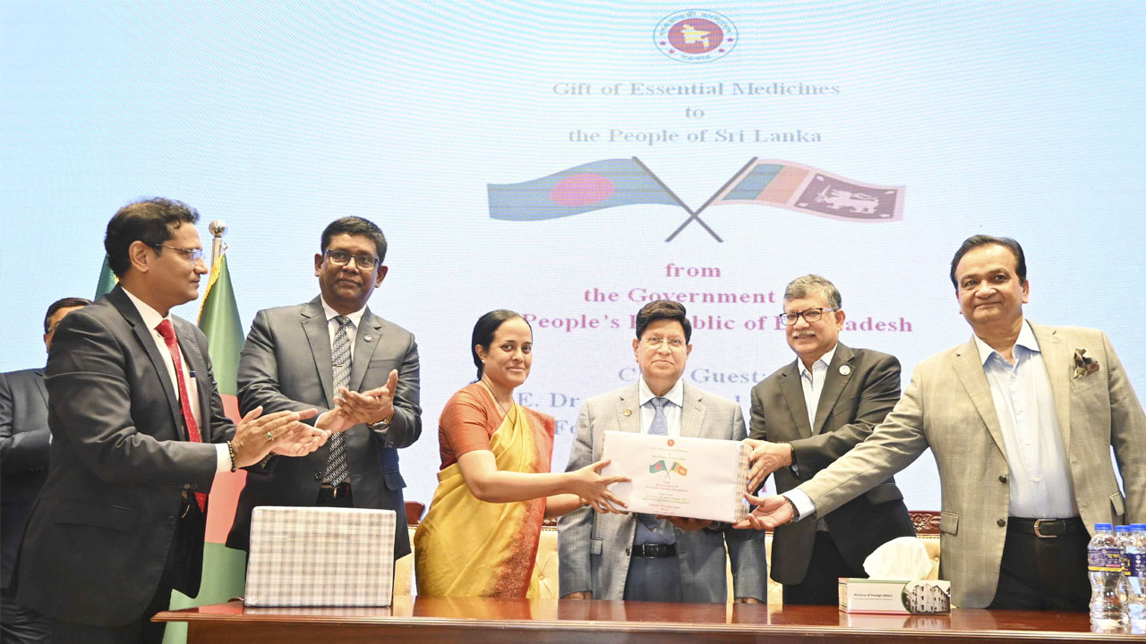 ওষুধ হস্তান্তর অনুষ্ঠানে পররাষ্ট্র-সচিবের মাসুদ বিন মোমেন, স্বাস্থ্য ও পরিবার কল্যাণ মন্ত্রণালয় এবং পররাষ্ট্র মন্ত্রণালয়ের কর্মকর্তারা উপস্থিত ছিলেন।
