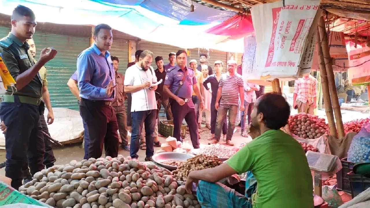 কুমিল্লার ব্রাহ্মণপাড়ায় আলুর বাজারে অভিযান। ছবি : কালবেলা