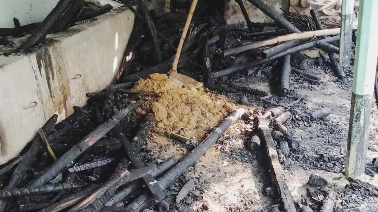 বগুড়ায় দুর্বৃত্তের আগুনে পুড়ে গেছে আ.লীগ নেতার বাড়ির একাংশ। ছবি : কালবেলা