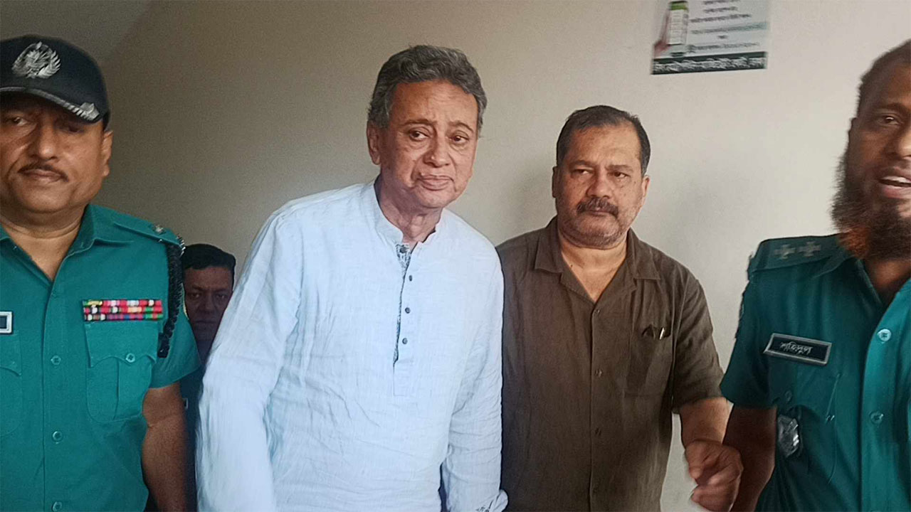 আদালতে বিএনপির স্থায়ী কমিটির সদস্য আমির খসরু মাহমুদ চৌধুরী ও বিএনপির মিডিয়া সেলের আহ্বায়ক জহির উদ্দিন স্বপন। ছবি : কালবেলা