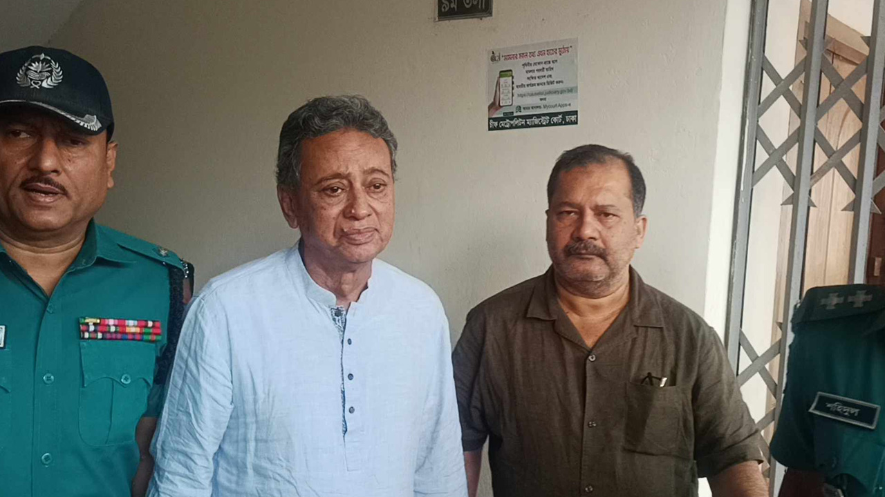রিমান্ড শুনানিতে আদালতে হাজির করা হয় বিএনপি নেতা আমির খসরু মাহমুদ চৌধুরী ও  জহির উদ্দিন স্বপনকে। ছবি : কালবেলা