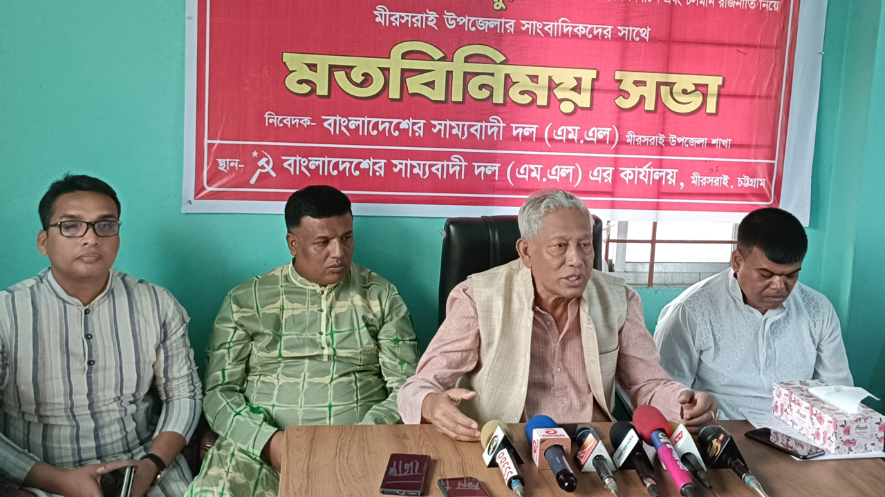 সাংবাদিকদের সঙ্গে কথা বলছেন দিলীপ বড়ুয়া। ছবি : কালবেলা
