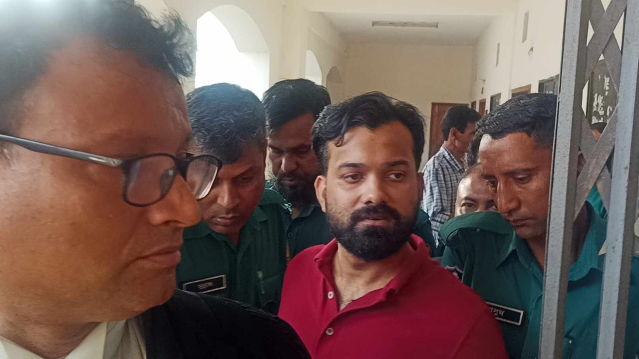 আদালত থেকে কারাগারে নেওয়ার পথে বিএনপি নেতা ইশরাক হোসেনের ভাই ইশফাক হোসেন। ছবি : কালবেলা