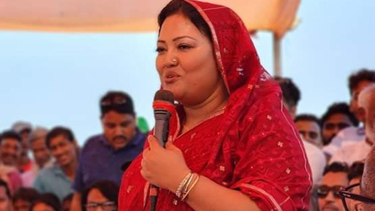 মানিকগঞ্জের হরিরামপুরে জনসভায় মমতাজ বেগম। ছবি : কালবেলা