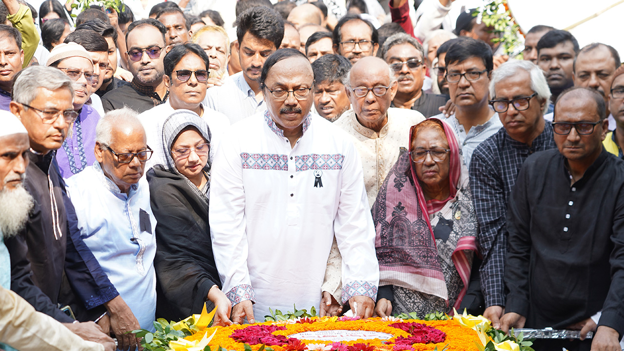 জেলহত্যা দিবস উপলক্ষে শ্রদ্ধা নিবেদন করছেন মেয়র এ এইচ এম খায়রুজ্জামান লিটন। ছবি : কালবেলা
