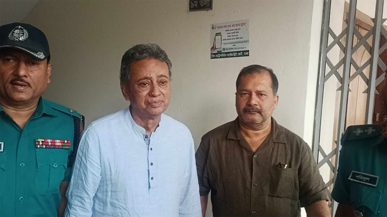 আদালতে বিএনপির স্থায়ী কমিটির সদস্য আমির খসরু মাহমুদ চৌধুরী ও বিএনপির মিডিয়া সেলের আহ্বায়ক জহির উদ্দিন স্বপন। ছবি : কালবেলা