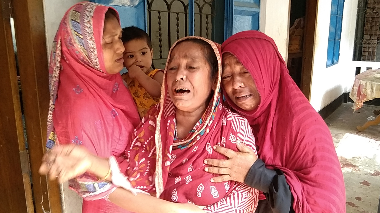 নিখোঁজ এক প্রবাসীর স্বজনদের আহাজারি। ছবি : কালবেলা