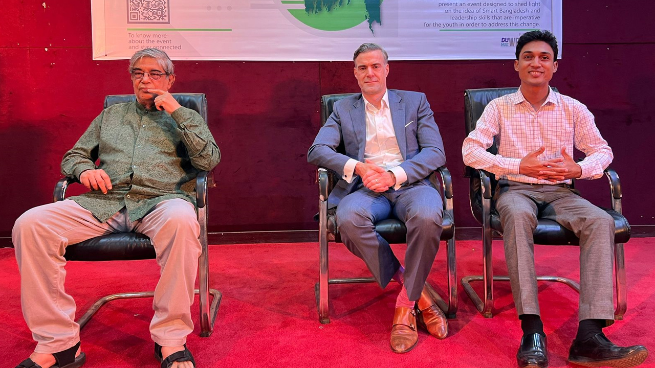 অ্যাকশনিস্ট ফাউন্ডেশনের সিম্পোজিয়ামে অতিথিরা। ছবি : কালবেলা