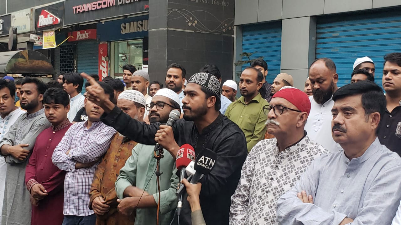 রাজধানীর পুরানা পল্টনে গায়েবানা জানাজা ও দোয়ার আগে বক্তব্য দেন নুরুল হক নুর। ছবি : কালবেলা