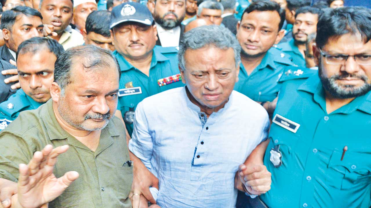 বিএনপি নেতা আমীর খসরু মাহমুদ চৌধুরী ও জহির উদ্দিন স্বপনকে শুক্রবার আদালতে হাজির করে পুলিশ। ছবি: কালবেলা