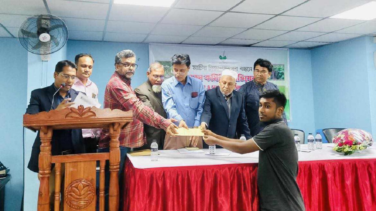 বিশ্ববিদ্যালয়ে অধ্যায়নরত দরিদ্র ও মেধাবী ২০ শিক্ষার্থীকে বৃত্তি প্রদান করেছে ঢাকাস্থ হরিণাকুণ্ডু উপজেলা সমিতি। ছবি : কালবেলা