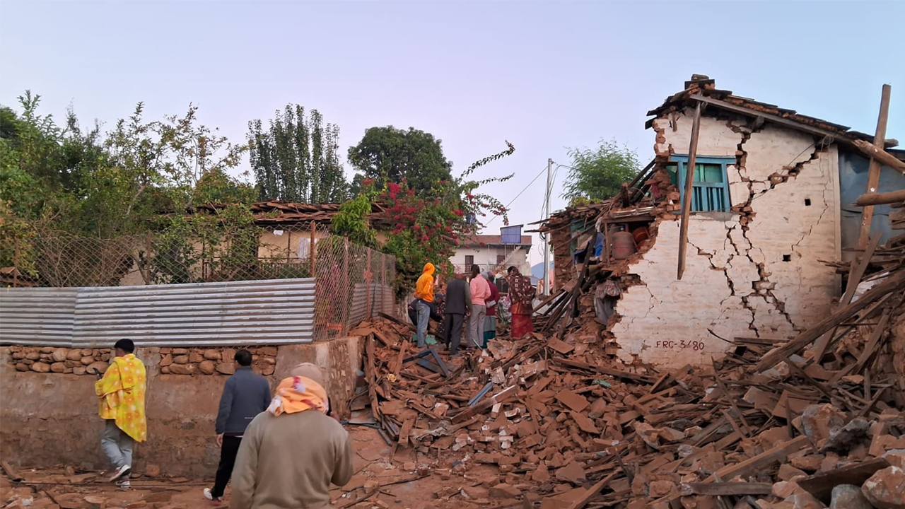 শুক্রবার গভীর রাতে শক্তিশালী ভূমিকম্পে ‍কেঁপে উঠে নেপাল। ছবি : সংগৃহীত