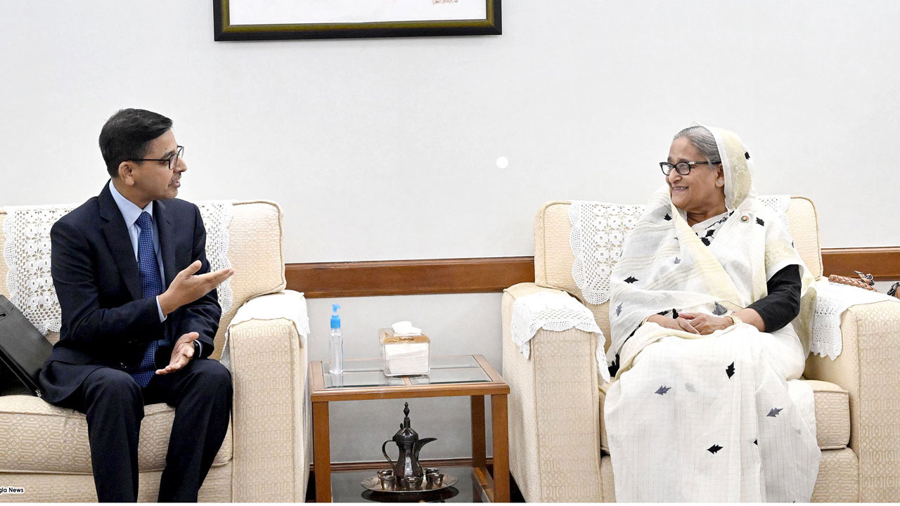 প্রধানমন্ত্রী শেখ হাসিনা ও বাংলাদেশে নিযুক্ত ভারতীয় হাইকমিশনার প্রণয় ভার্মা। ছবি : সংগৃহীত