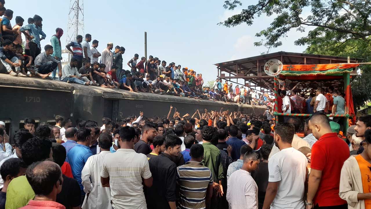 ঢাকার সমাবেশে যোগ দিতে ট্রেনে নেতাকর্মীরা। ছবি : কালবেলা
