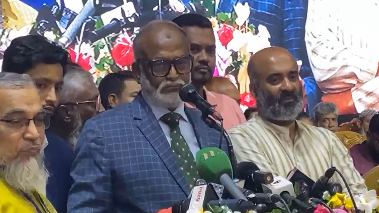 তৃণমূল বাংলাদেশ জাতীয় পার্টির (বিএনপি) চেয়ারপারসন ও মহাসচিব অ্যাডভোকেট তৈমূর আলম খন্দকার। পুরোনো ছবি