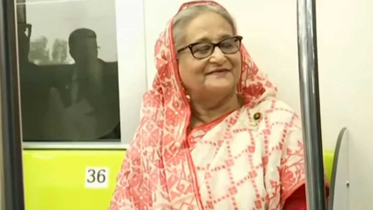 মেট্রোরেলে চড়ে আগারগাঁও থেকে মতিঝিলের যান প্রধানমন্ত্রী শেখ হাসিনা। ছবি : সংগৃহীত