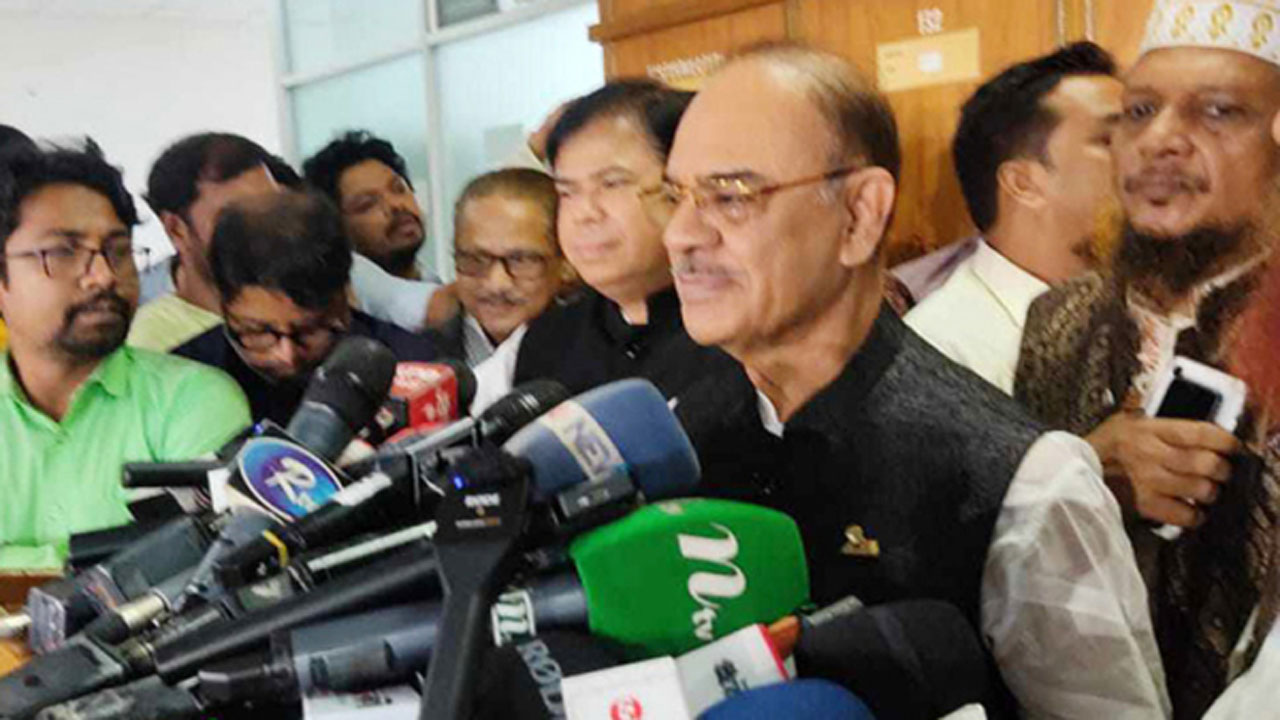 ইসির সঙ্গে বৈঠক শেষে কথা বলছেন আওয়ামী লীগের সভাপতিমণ্ডলীর সদস্য ফারুক খান। ছবি : সংগৃহীত