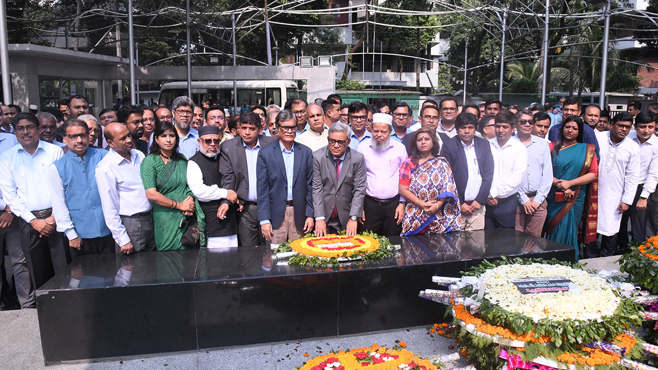 ঢাবির নবনিযুক্ত উপাচার্য অধ্যাপক ড. মাকসুদ কামাল ধানমন্ডির ৩২ নম্বরে বঙ্গবন্ধুর প্রতিকৃতিতে পুষ্পস্তবক অর্পণ করেন। ছবি : ঢাবির সৌজন্যে