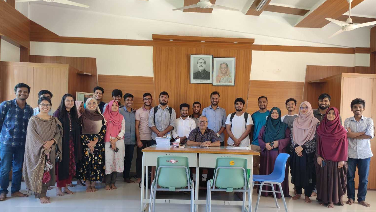 চট্টগ্রাম বিশ্ববিদ্যালয় নেচার ক্লাবের সদস্য ও দায়িত্বপ্রাপ্তরা। ছবি : কালবেলা