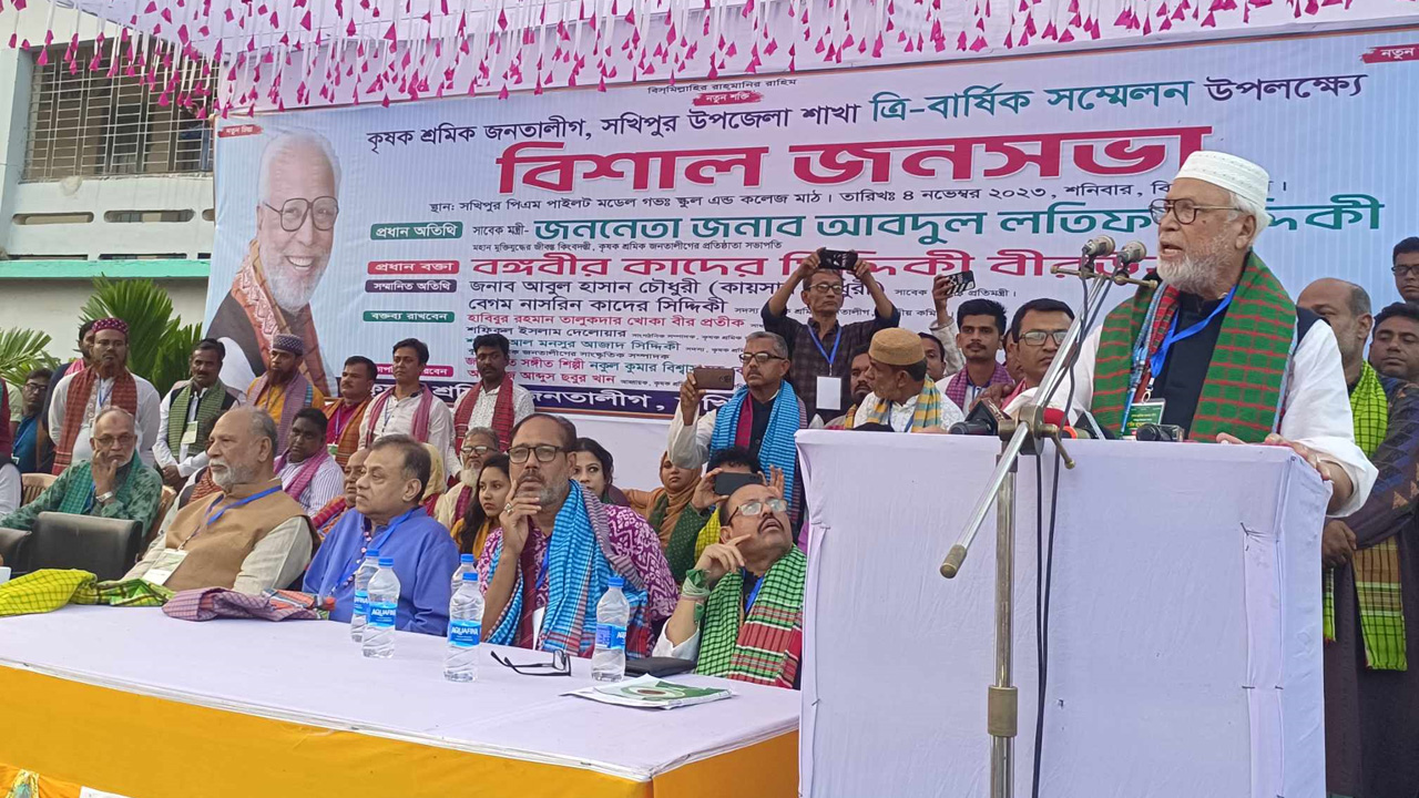 টাঙ্গাইলের সখীপুরে জনসভায় বক্তব্য দেন বঙ্গবীর কাদের সিদ্দিকী। ছবি : কালবেলা