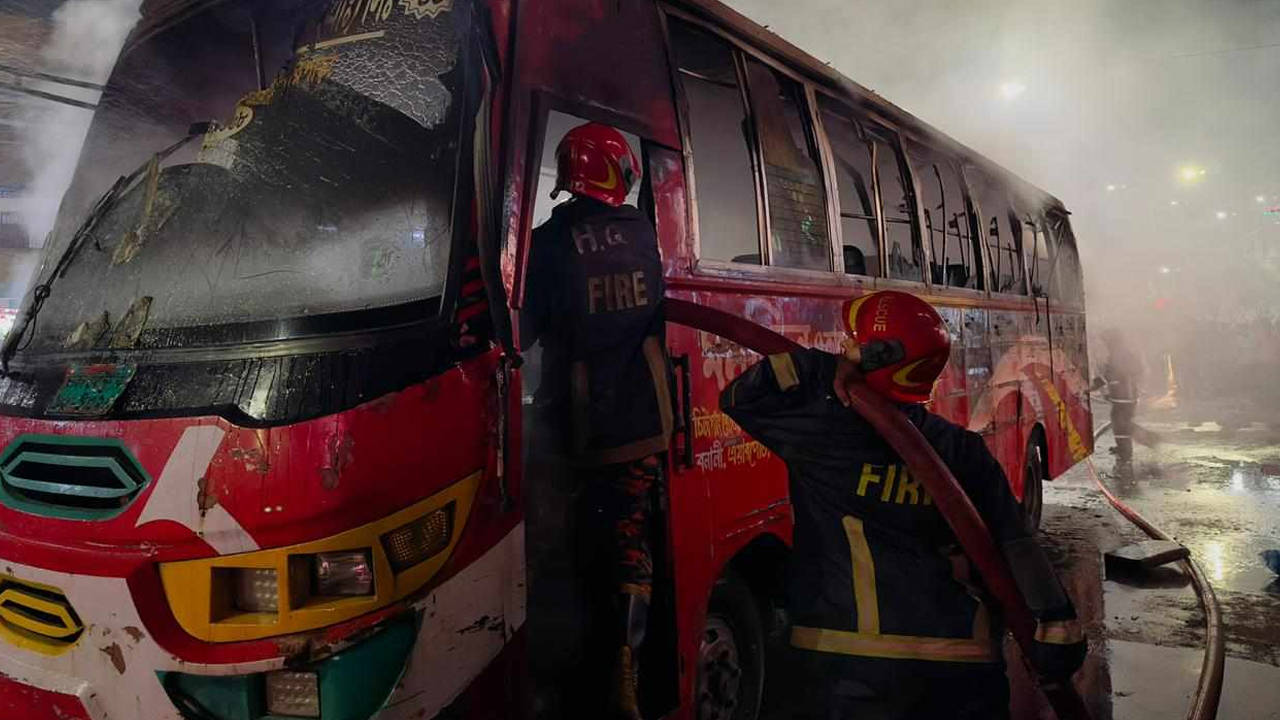 রাজধানীর গুলিস্তানে আরেকটি বাসে আগুন। ছবি : কালবেলা