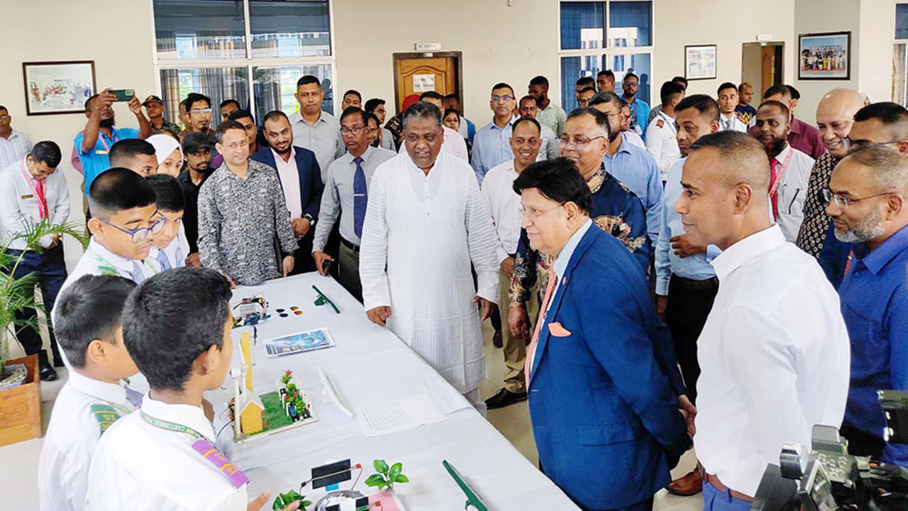 শিক্ষকের ভূমিকায় পররাষ্ট্রমন্ত্রী। ছবি : কালবেলা