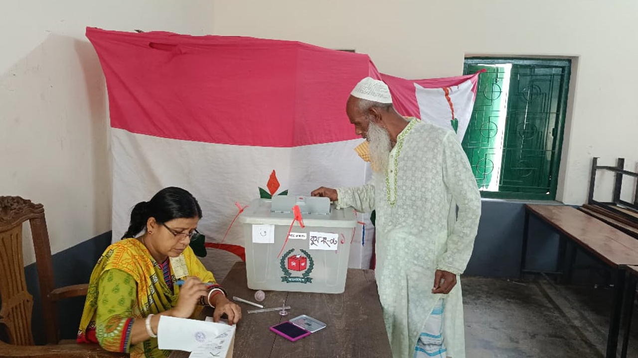 ব্রাহ্মণবাড়িয়া-২ আসনের একটি কেন্দ্রে ভোট দিচ্ছেন এক বৃদ্ধ। ছবি : কালবেলা