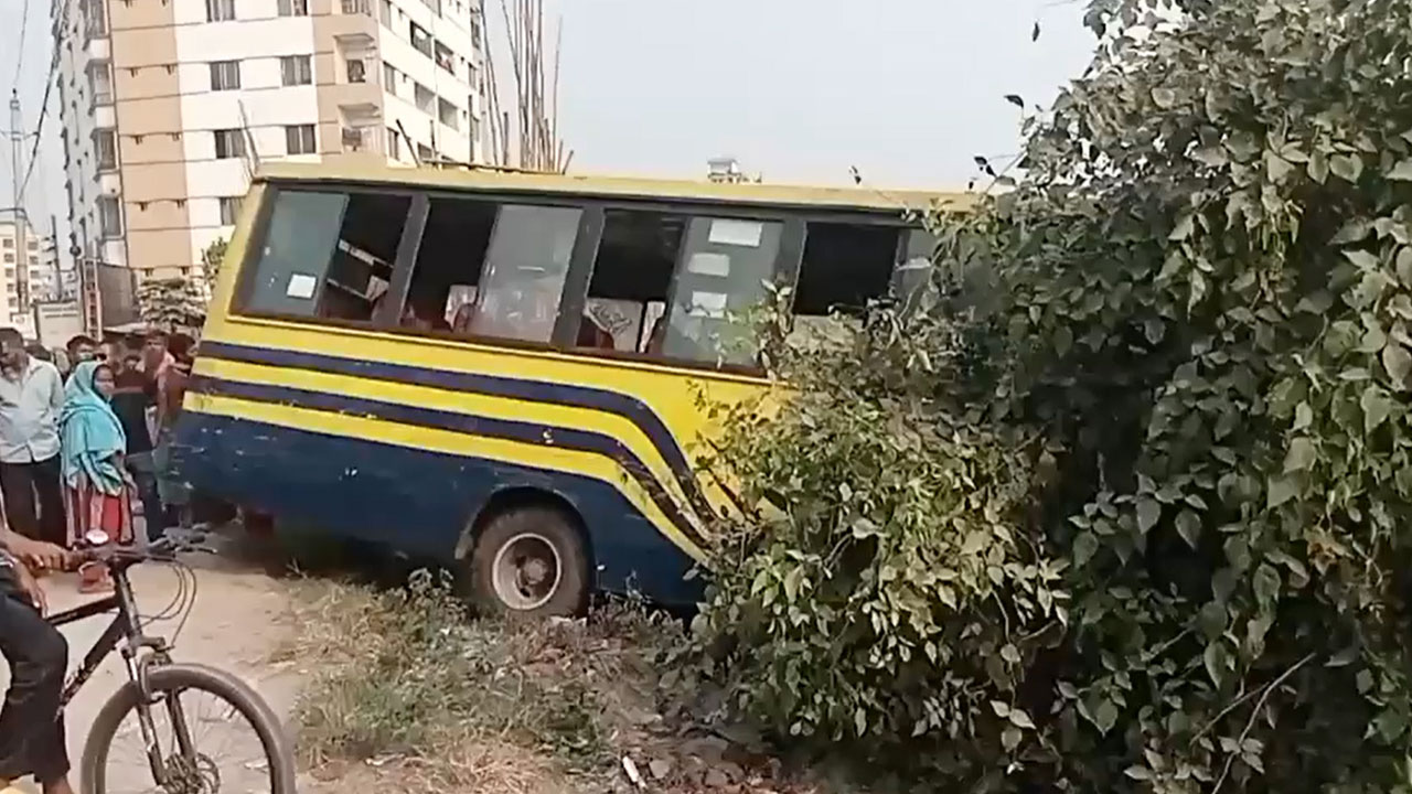 অছিম পরিবহনের একটি বাস আগুন দেওয়ার পর নিয়ন্ত্রণ হারিয়ে খাদের কিনারে চলে যায়। ছেবি : সংগৃহীত
